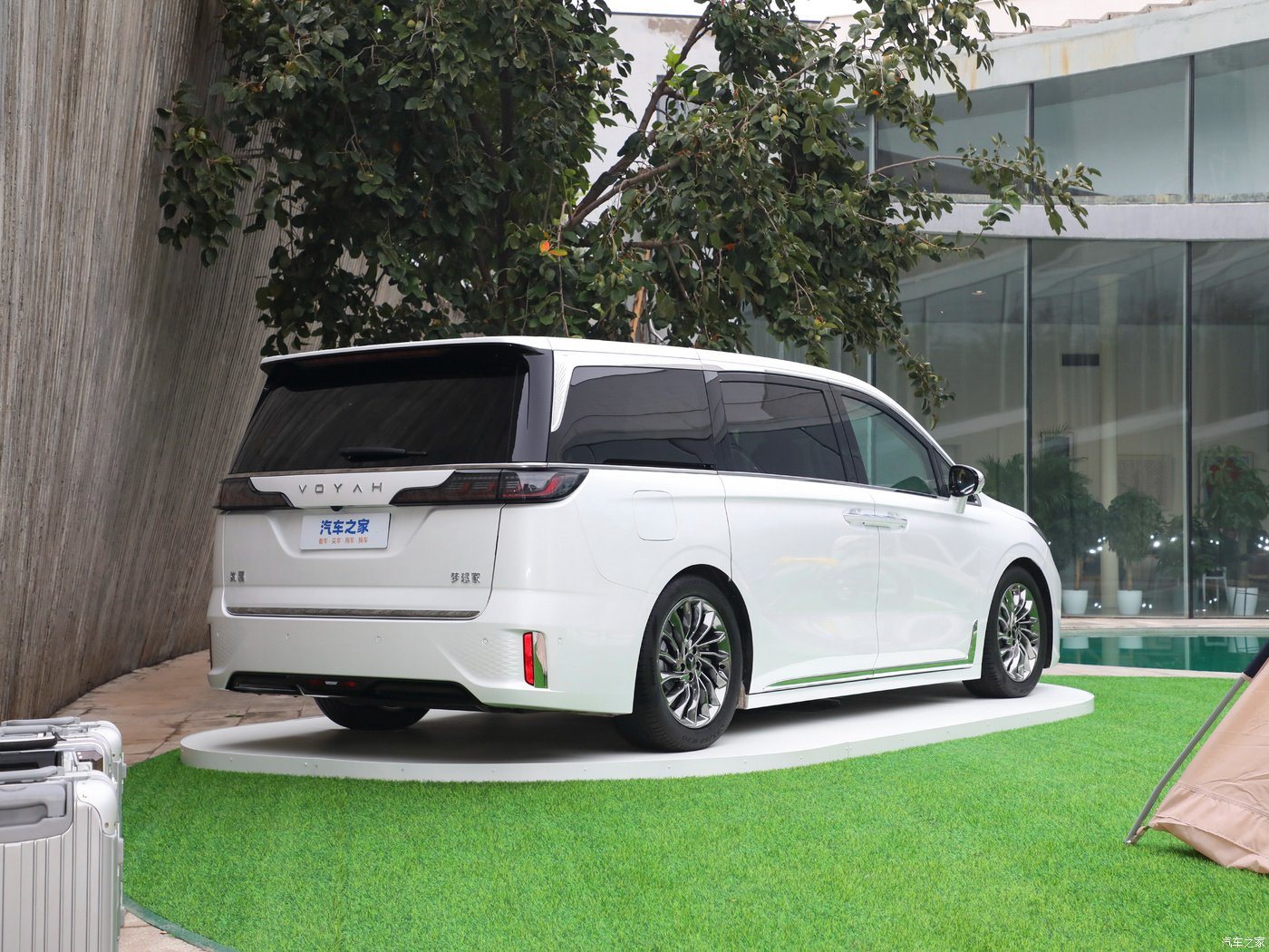 Voyah Dreamer Ultra Long Range 4WD Ultimate Edition Battery Electric Vehicle with Air Suspension