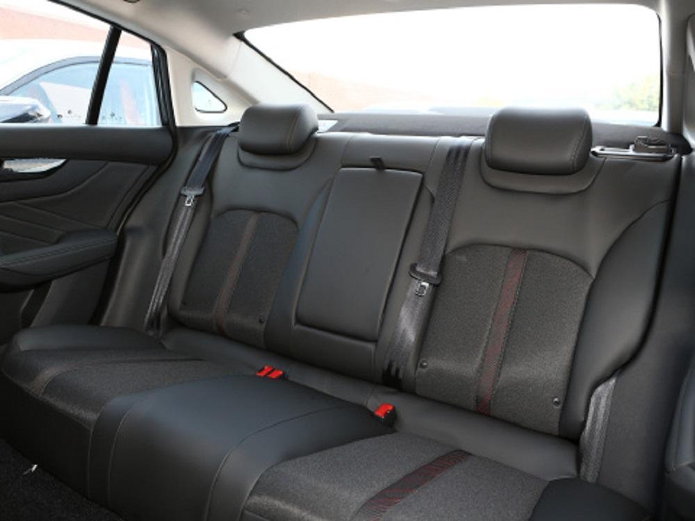 China Dongfeng Aeolus Yixuan Max Luxury Version Sedan High Speed Gasoline Petrol New Cars with Panoramic Sunroof