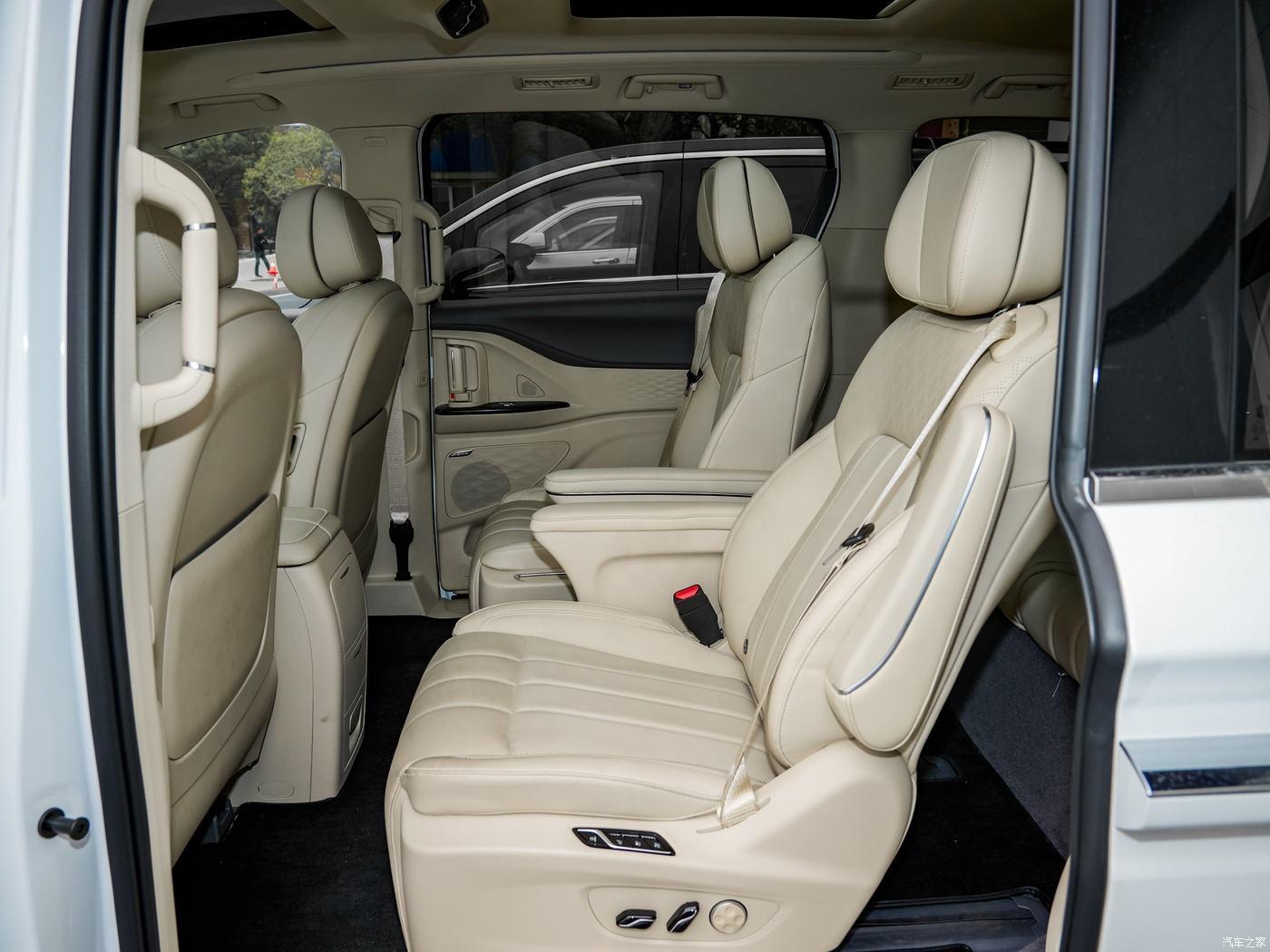 China Hot Selling Long Rang Premium Edition Pure Electric 4X4 MPV Car for Business
