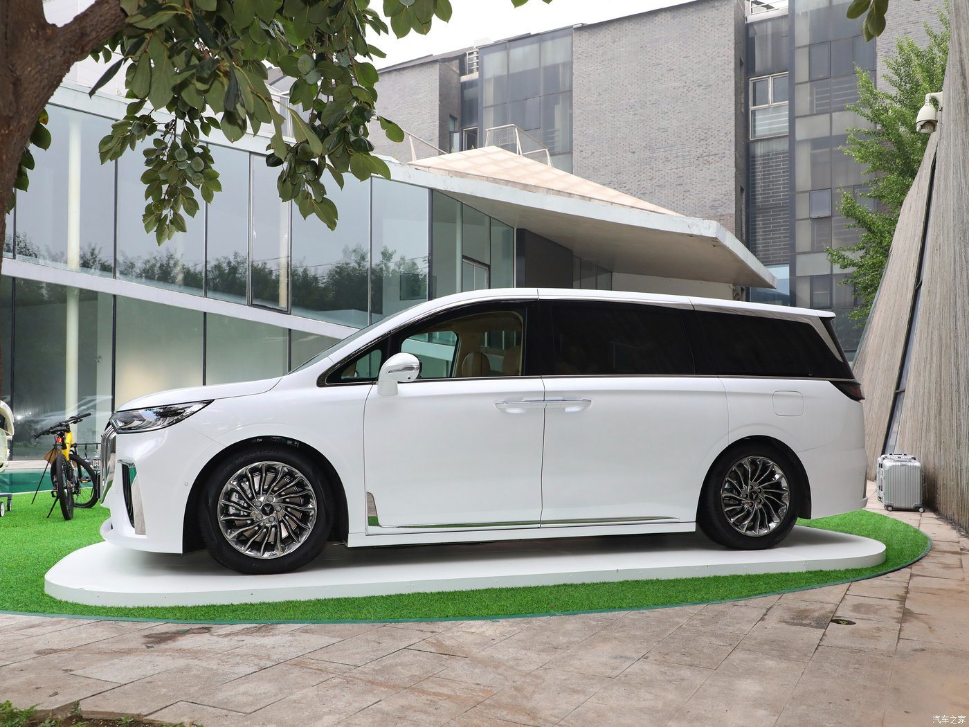 Voyah Dreamer Ultra Long Range 4WD Ultimate Edition Battery Electric Vehicle with Air Suspension